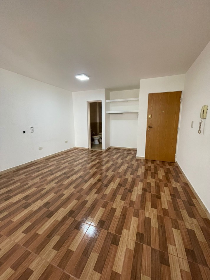 Montevideo 710 (monoambiente amplio con balcon al frente)