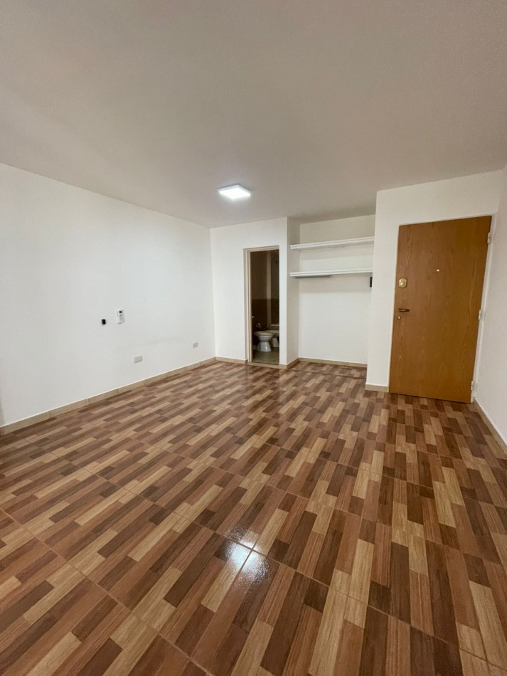 Montevideo 710 (monoambiente amplio con balcon al frente)