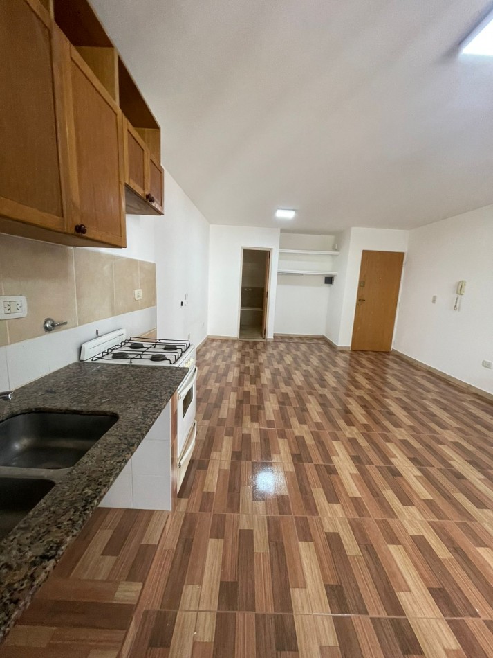 Montevideo 710 (monoambiente amplio con balcon al frente)