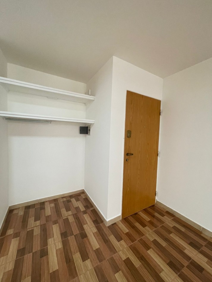 Montevideo 710 (monoambiente amplio con balcon al frente)
