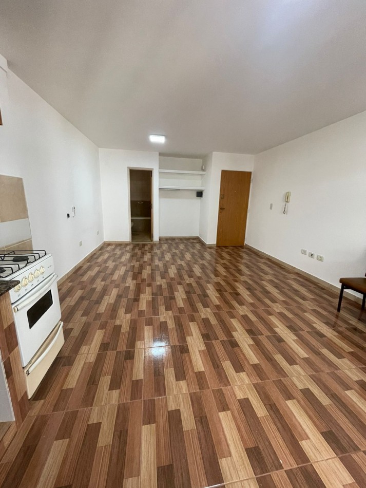 Montevideo 710 (monoambiente amplio con balcon al frente)