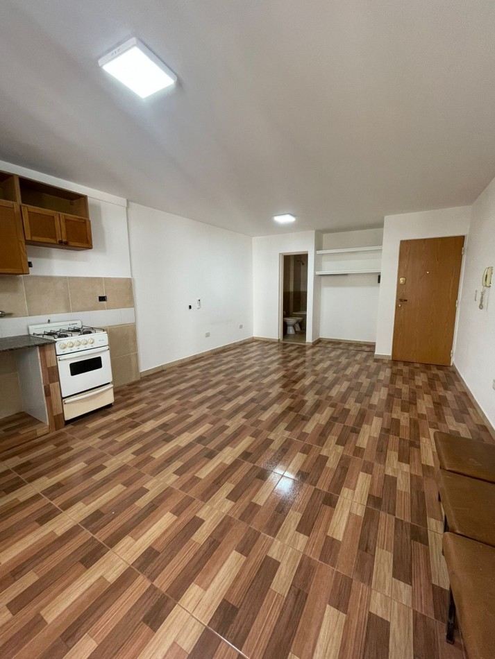 Montevideo 710 (monoambiente amplio con balcon al frente)